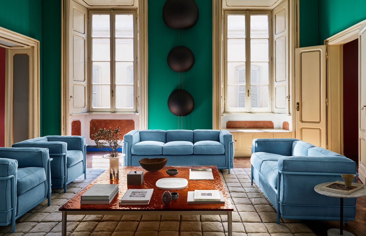 Table 10 en tube (LC10) - Cassina-en situation dans un salon vert, canapés bleus-Cassina