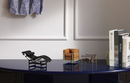 Miniatures Le Miniature de Le Corbusier, Jeanneret, Perriand - Cassina-miniatures de fauteuils posées sur une console bleue-Cassina