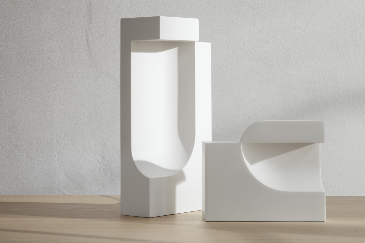 Lampe Moby de Birgitte Due Madsen et Jonas Trampedach - Cassina-deux volumes blancs sculpturaux sur un plan en bois-Cassina