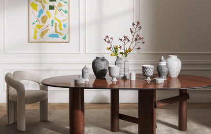 Vases Post Scriptum de Formafantasma - Cassina-vases à motifs noirs et blancs sur une table ovale-Cassina