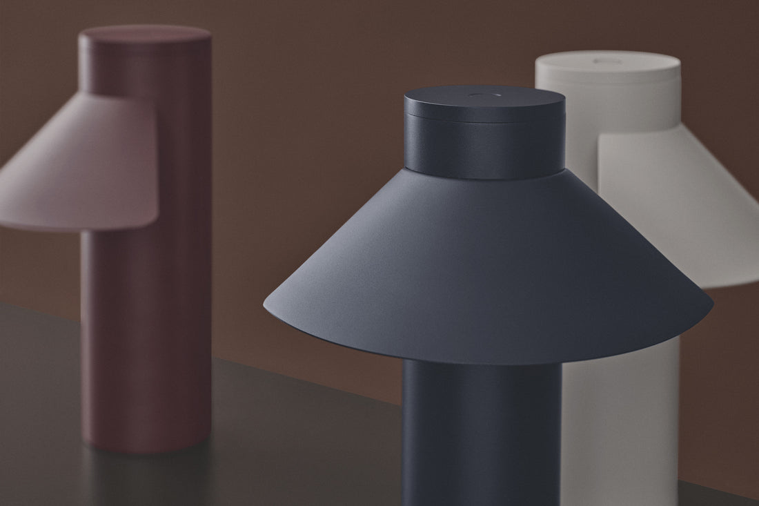 Lampe à poser Riscio de Joe Colombo - Cassina-trois lampes aux abat-jour coniques de couleurs différentes-Cassina