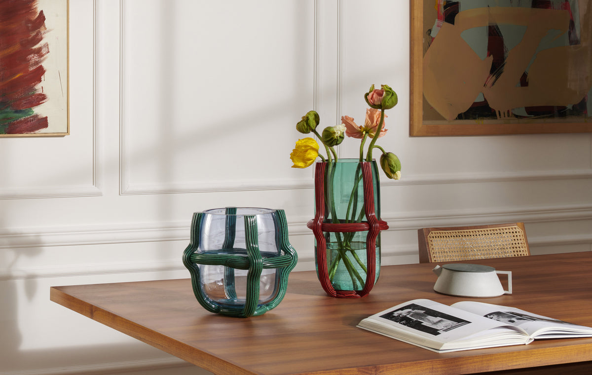 Vase Sestiere de Patricia Urquiola - Cassina-deux vases en verre aux nervures colorées, table en bois-Cassina