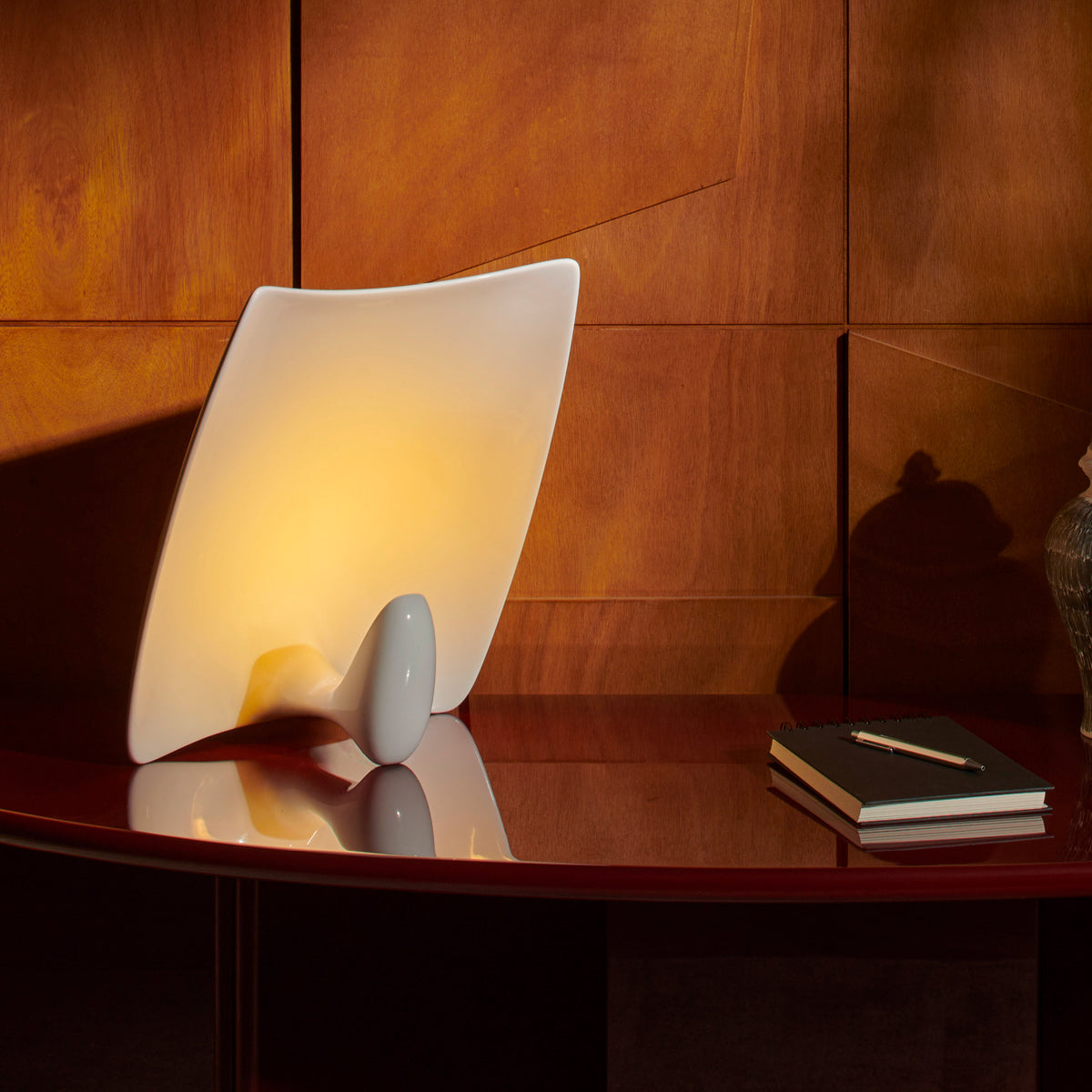 Lampe à poser Valor.S de Philippe Starck - Cassina-lampe blanche allumée sur une table laquée-Cassina