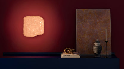 Applique Wax, Stone, Light de Linde Freya Tangelder - Cassina-en situation sur un mur rouge, lumière ambrée-Cassina