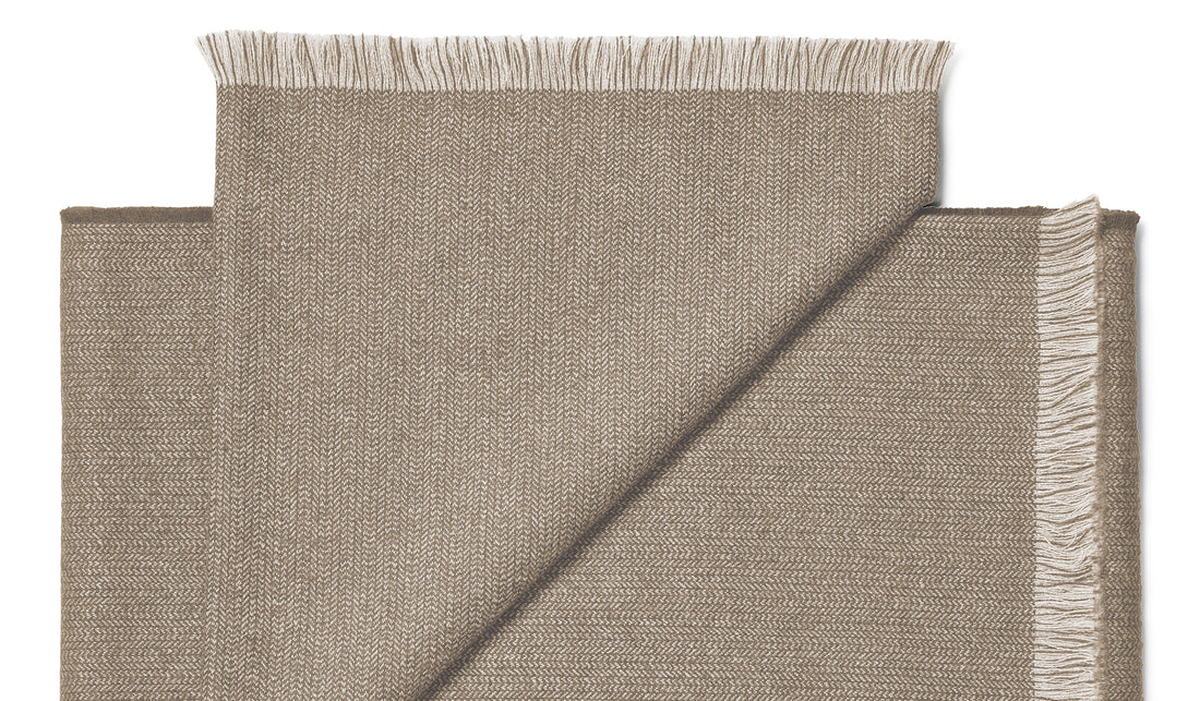 Plaid Heddles en alpaga de Karin Carlander - Cassina-vue à plat, tissu taupe plié et franges-Cassina