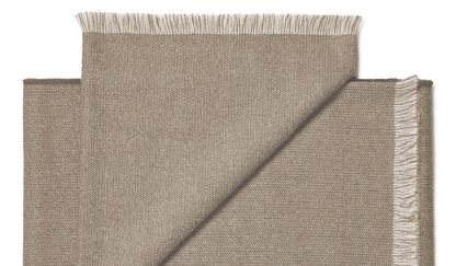 Plaid Heddles en alpaga de Karin Carlander - Cassina-vue à plat, tissu taupe plié et franges-Cassina
