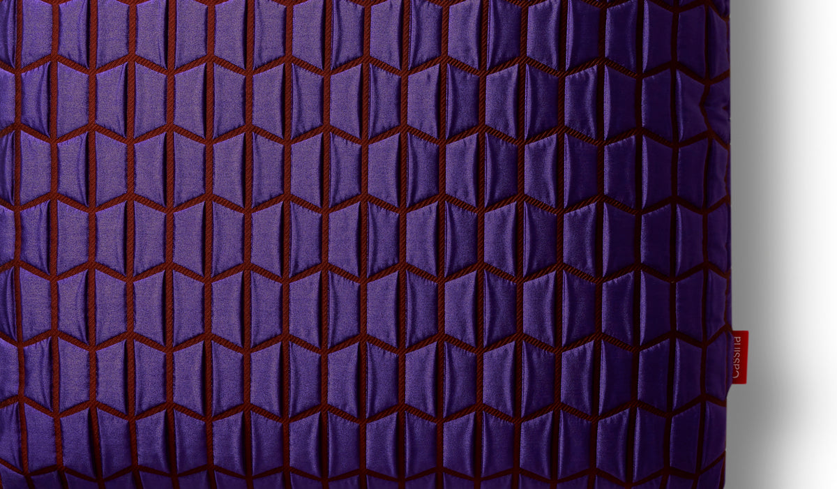 Coussin décoratif Frame - Cassina-gros plan sur un tissu matelassé violet-Cassina