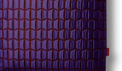 Coussin décoratif Frame - Cassina-gros plan sur un tissu matelassé violet-Cassina