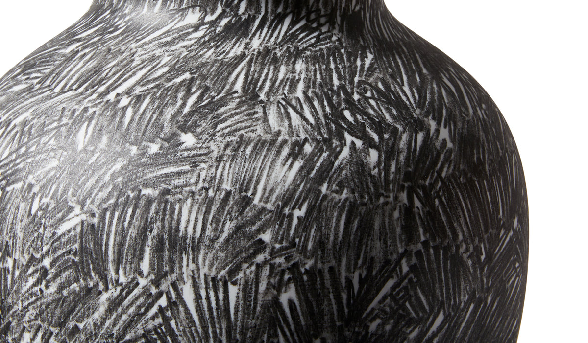 Vases Post Scriptum de Formafantasma - Cassina-gros plan sur un décor noir et blanc-Cassina