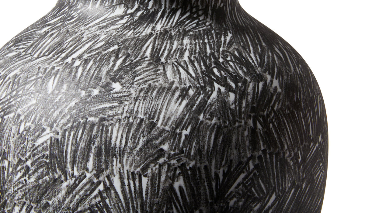 Vases Post Scriptum de Formafantasma - Cassina-gros plan sur un décor noir et blanc-Cassina