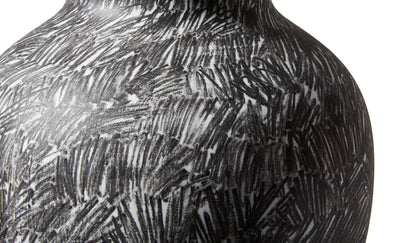 Vases Post Scriptum de Formafantasma - Cassina-gros plan sur un décor noir et blanc-Cassina