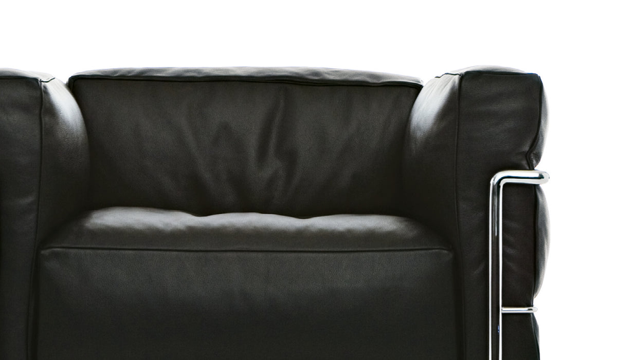 Fauteuil 3 Grand Confort (LC3) grand modèle - Cassina-détail du coussin en cuir noir-The Woods Gallery