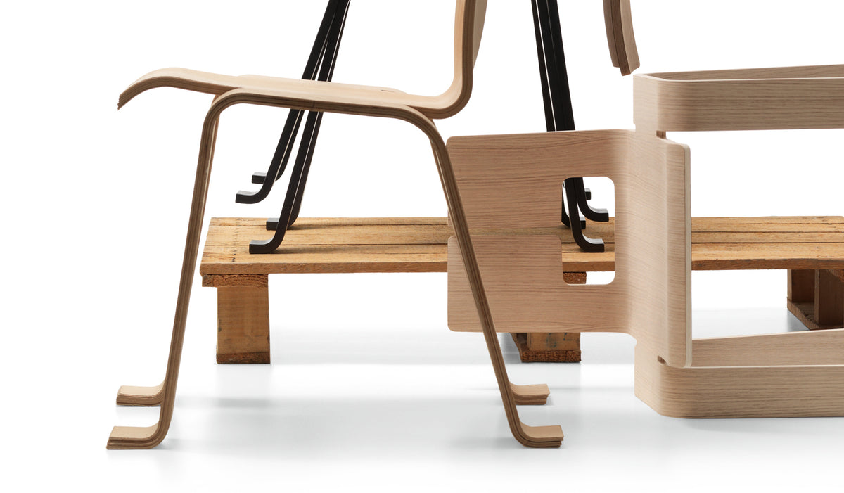Chaise 517 Ombra Tokyo de Charlotte Perriand - Cassina-détail des chaises empilées-The Woods Gallery