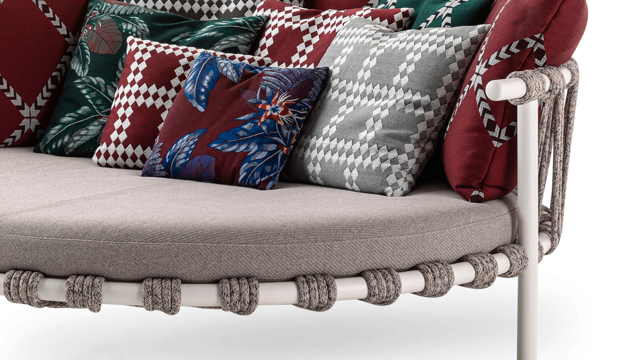 Canapé extérieur Love Bed Trampoline de Patricia Urquiola - Cassina-détail des coussins à motifs-The Woods Gallery