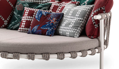 Canapé extérieur Love Bed Trampoline de Patricia Urquiola - Cassina-détail des coussins à motifs-The Woods Gallery