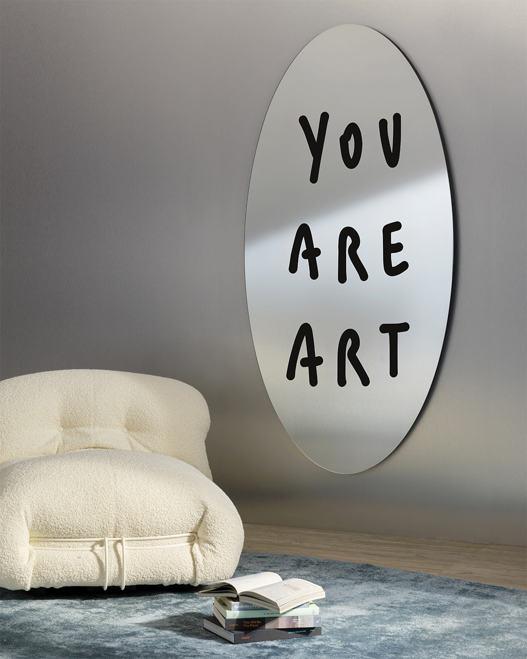 Miroir Me From Outside de Pietro Terzini - Cassina-miroir ovale au message noir près d&