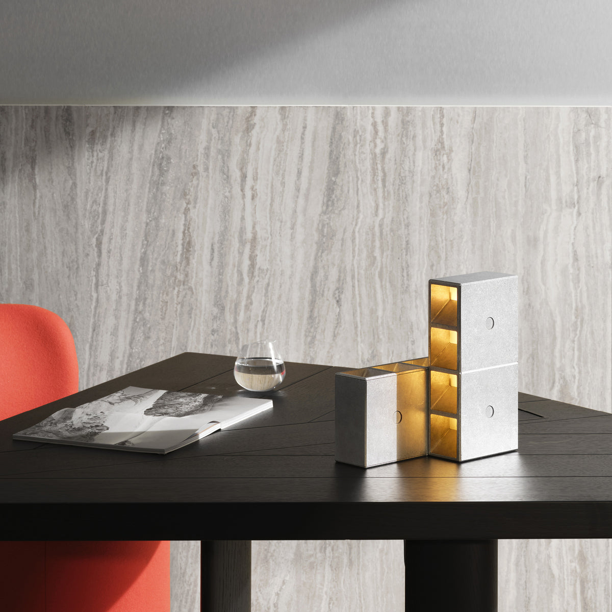 Lampe à poser Tsai Light de Mario Tsai - Cassina-allumée, blocs en aluminium sur une table noire-Cassina