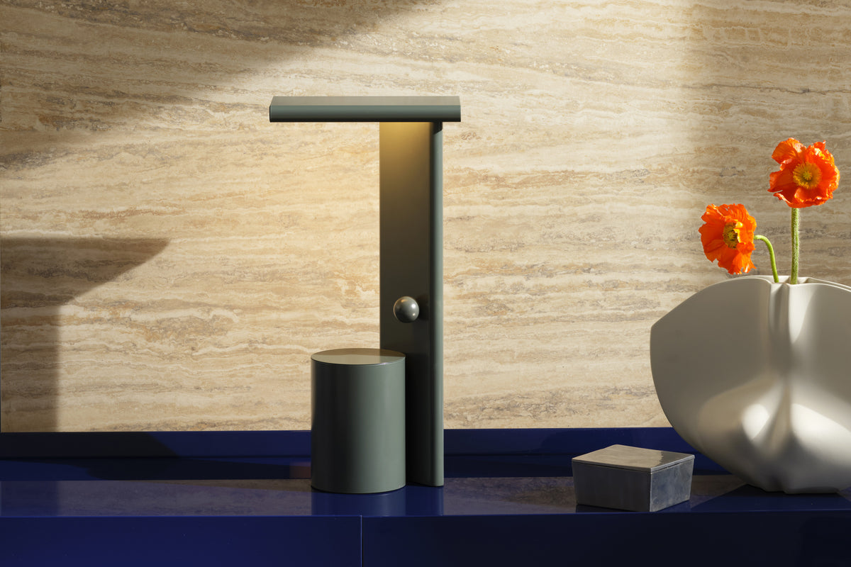 Lampe à poser Polyshape de Ferréol Babin - Cassina-lampe verte à tête plate près de fleurs orange-Cassina