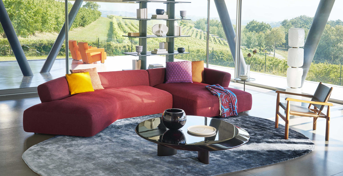 Table basse en bois laqué 520 Accordo de Charlotte Perriand - Cassina-table basse Accordo noire devant un canapé rouge, vue sur les vignes-The Woods Gallery