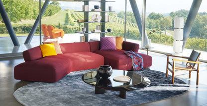Table basse en bois laqué 520 Accordo de Charlotte Perriand - Cassina-table basse Accordo noire devant un canapé rouge, vue sur les vignes-The Woods Gallery