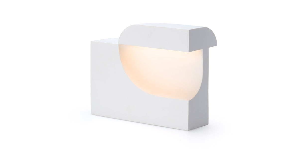 Lampe Moby de Birgitte Due Madsen et Jonas Trampedach - Cassina-vue de trois quarts, lampe blanche en demi-lune-Cassina