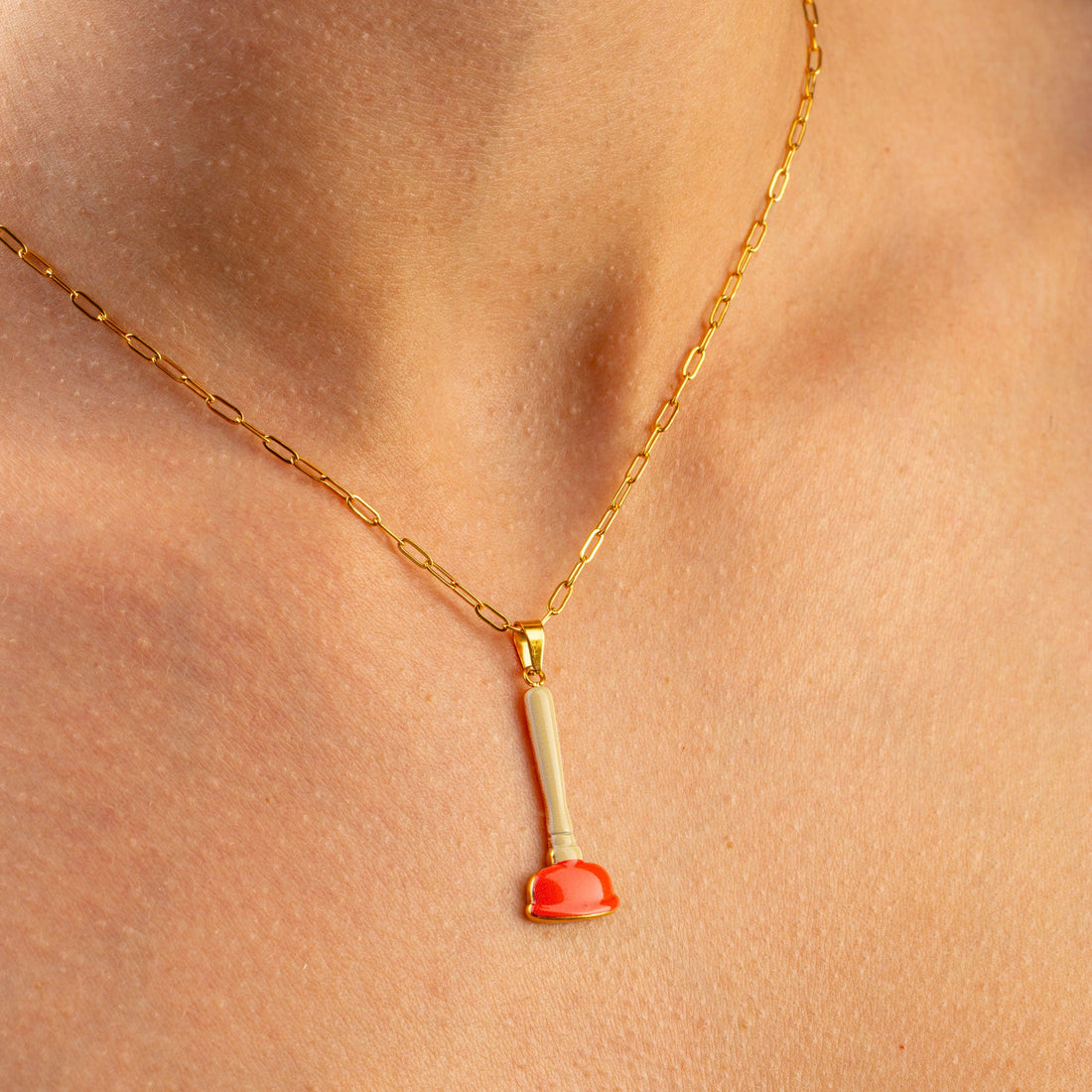 Collier Plunger de ToiletPaper - Seletti-vue 2-The Woods Gallery