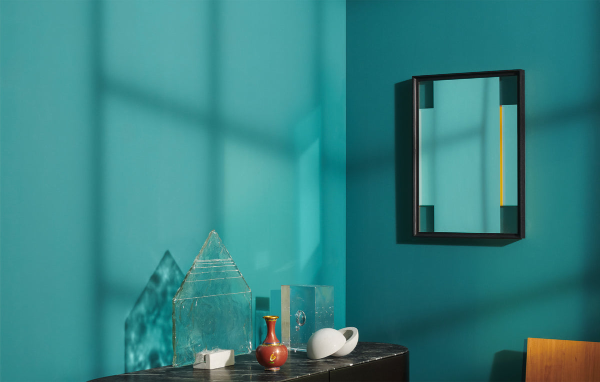 Miroir 083 Deadline 2 Crossing Paths de Ron Gilad - Cassina-miroir Crossing Paths au cadre noir sur un mur bleu canard-The Woods Gallery