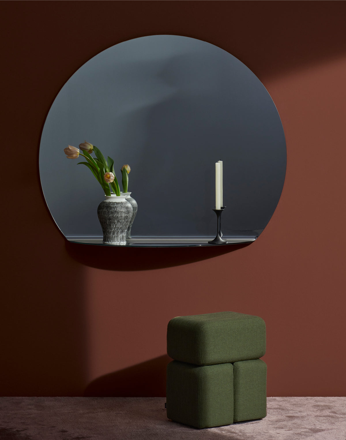 Miroir Gibbous de Michael Anastassiades - Cassina-grand miroir demi-rond avec tablette, pouf vert dessous-Cassina
