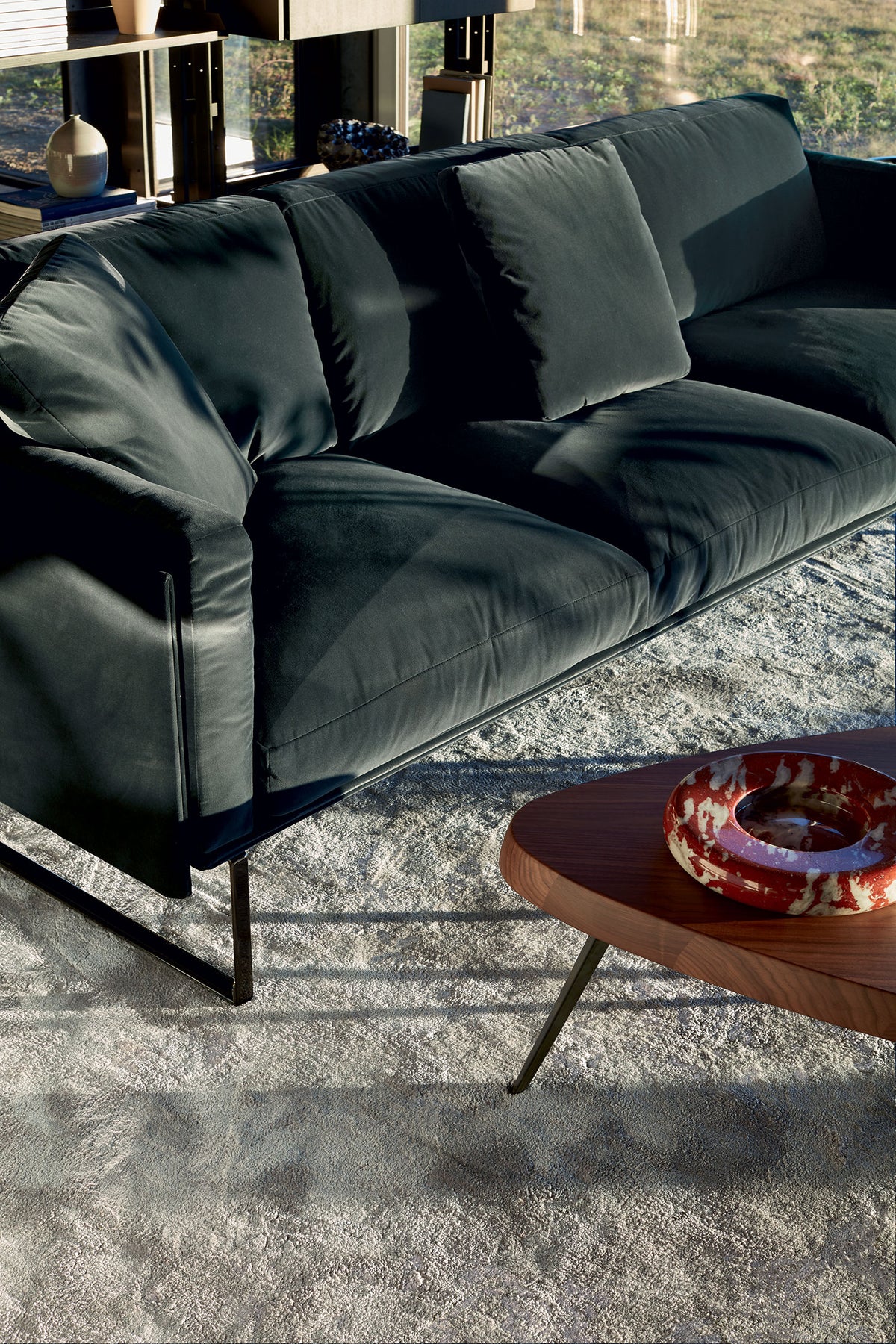 Table basse 527 Mexique L 118 cm de Charlotte Perriand - Cassina-table basse Mexique devant un canapé vert-The Woods Gallery