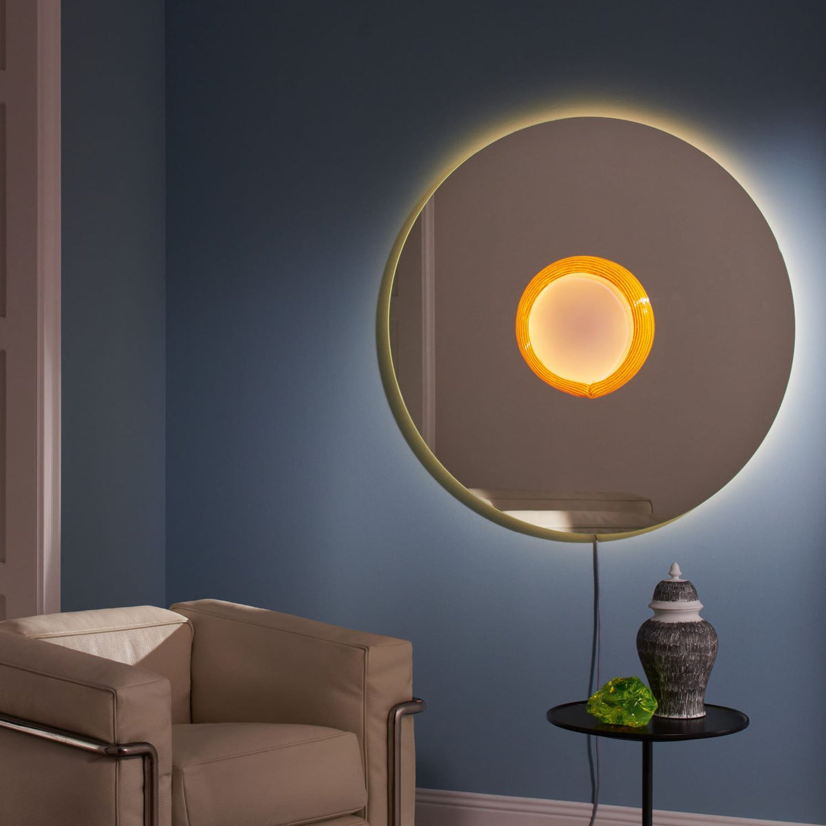 Miroir No Vanitas de Patricia Urquiola - Cassina-miroir rond rétroéclairé avec disque ambré, fauteuil beige-Cassina