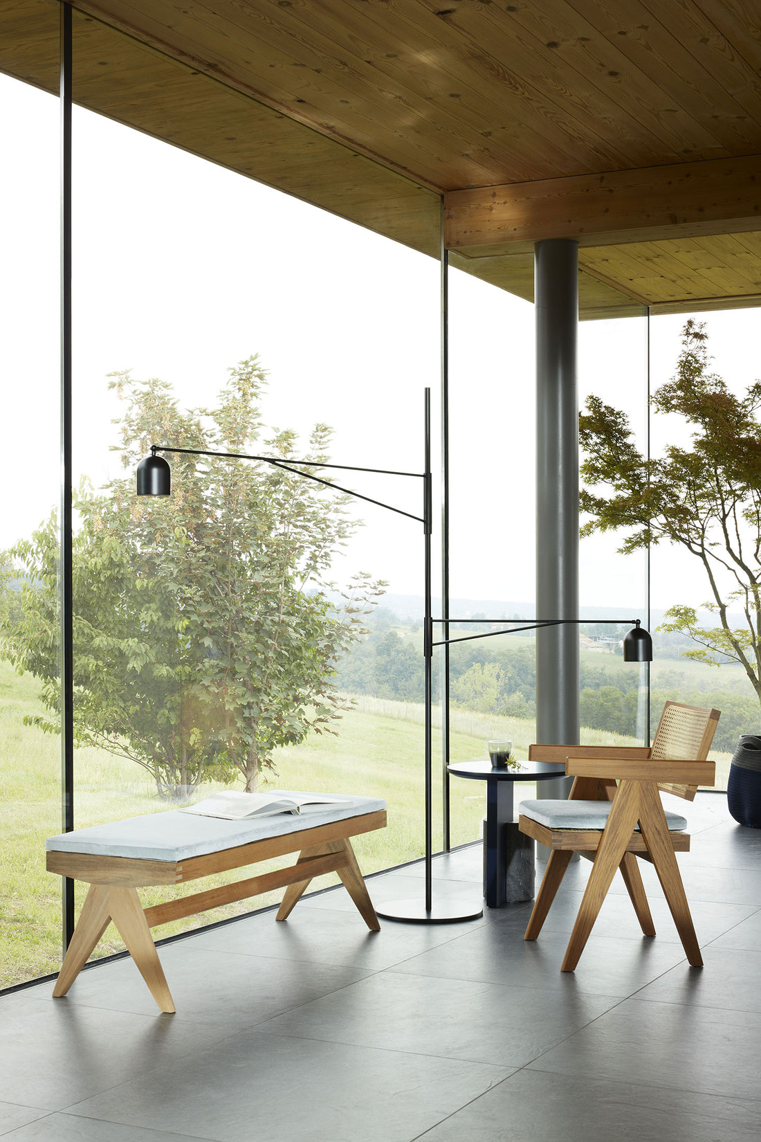 Chaise de bureau 051 Capitol Complex de Pierre Jeanneret - Cassina-en situation sous un auvent vitré, avec banc-Cassina