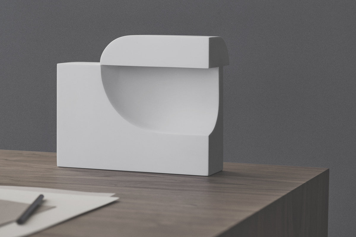 Lampe Moby de Birgitte Due Madsen et Jonas Trampedach - Cassina-lampe blanche sculpturale posée sur un bureau-Cassina