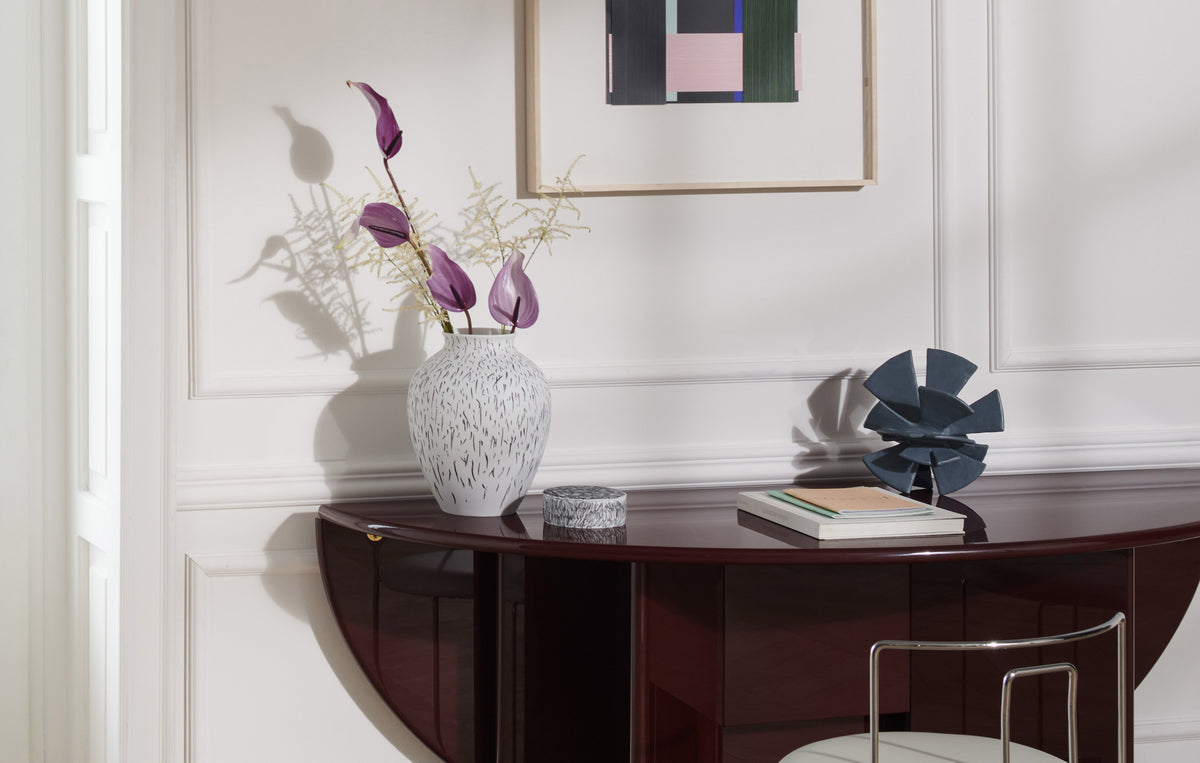 Vases Post Scriptum de Formafantasma - Cassina-vase blanc texturé avec fleurs sur une console-Cassina