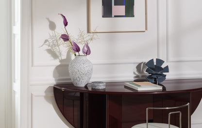 Vases Post Scriptum de Formafantasma - Cassina-vase blanc texturé avec fleurs sur une console-Cassina