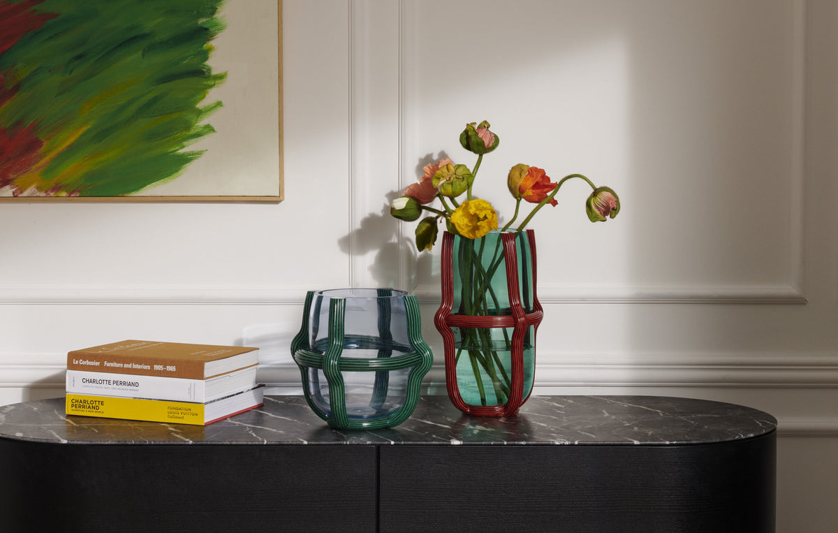 Vase Sestiere de Patricia Urquiola - Cassina-deux vases en verre vert et rouge avec fleurs-Cassina