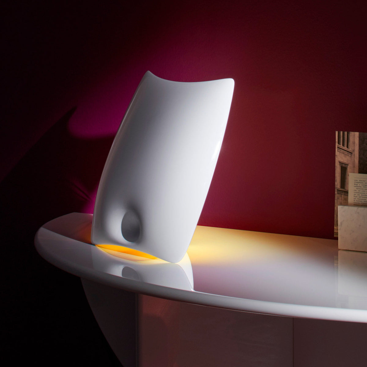 Lampe à poser Valor.S de Philippe Starck - Cassina-en situation sur un meuble, lampe blanche allumée-Cassina