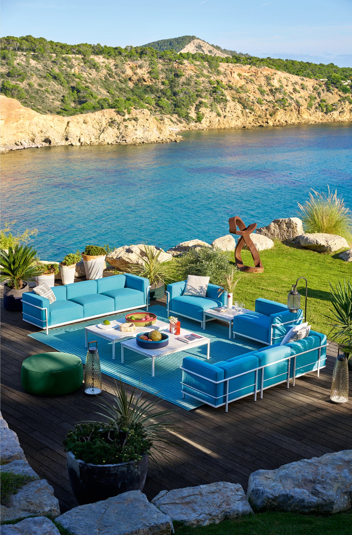 Méridienne 3 Grand Confort (LC3), Outdoor - Cassina-en situation en terrasse, canapés bleus face à la mer-Cassina