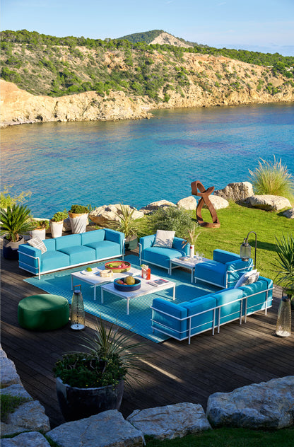 Méridienne 3 Grand Confort (LC3), Outdoor - Cassina-en situation en terrasse, canapés bleus face à la mer-Cassina