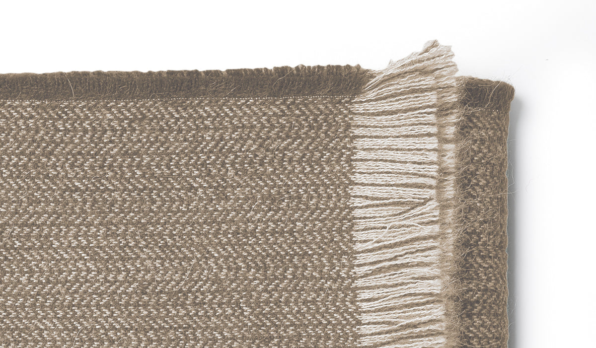 Plaid Heddles en alpaga de Karin Carlander - Cassina-détail du tissage taupe et des franges-Cassina