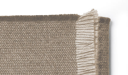 Plaid Heddles en alpaga de Karin Carlander - Cassina-détail du tissage taupe et des franges-Cassina