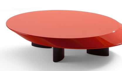 Table basse en bois laqué 520 Accordo de Charlotte Perriand - Cassina-détail du plateau laqué rouge et des pieds noirs-The Woods Gallery
