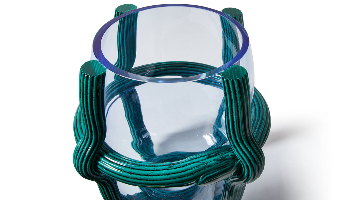 Vase Sestiere de Patricia Urquiola - Cassina-vase en verre transparent entouré de bandes vertes striées-Cassina
