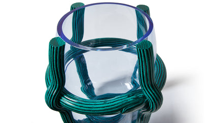 Vase Sestiere de Patricia Urquiola - Cassina-vase en verre transparent entouré de bandes vertes striées-Cassina