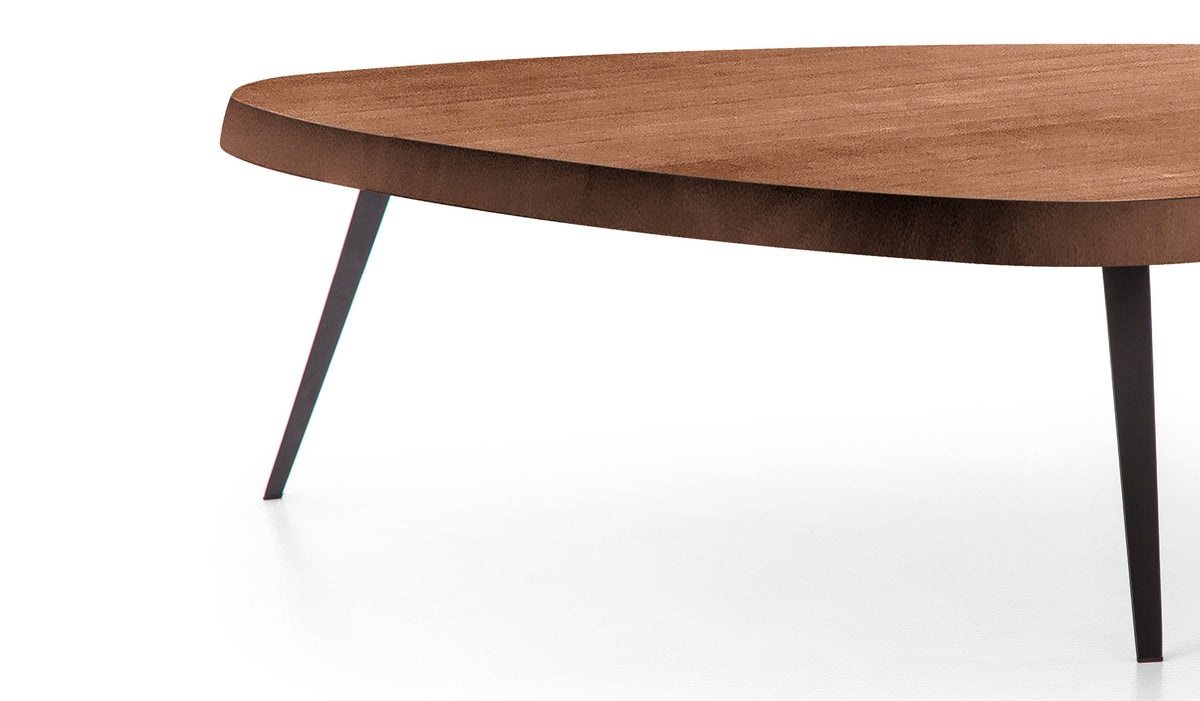 Table basse 527 Mexique L 118 cm de Charlotte Perriand - Cassina-détail du plateau en noyer et des pieds noirs-The Woods Gallery