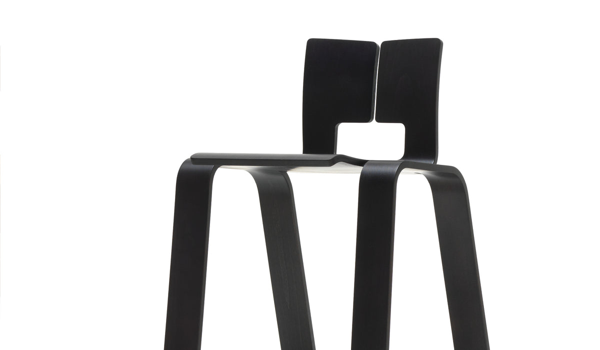 Chaise 517 Ombra Tokyo de Charlotte Perriand - Cassina-détail du dossier fendu en contreplaqué noir-The Woods Gallery