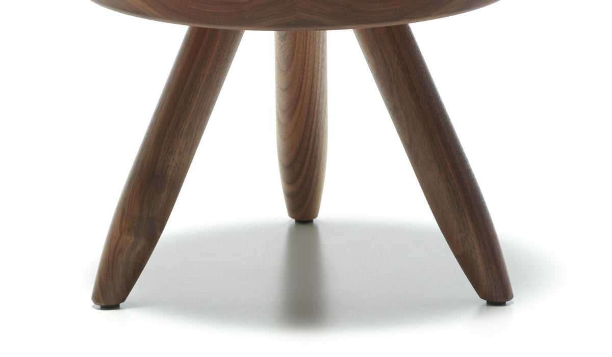 Tabouret Berger - Cassina-détail des trois pieds en noyer-The Woods Gallery