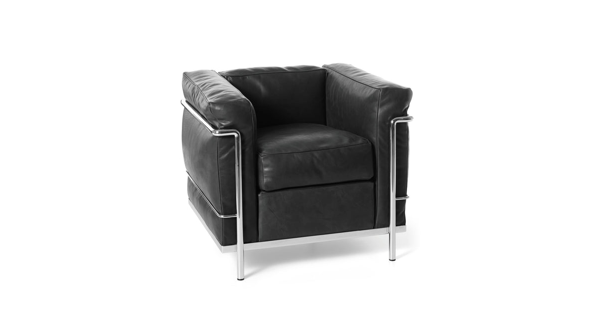 Fauteuil 2 Grand Confort (LC2) petit modèle - Cassina-vue de trois quarts, cuir noir et structure chromée-The Woods Gallery