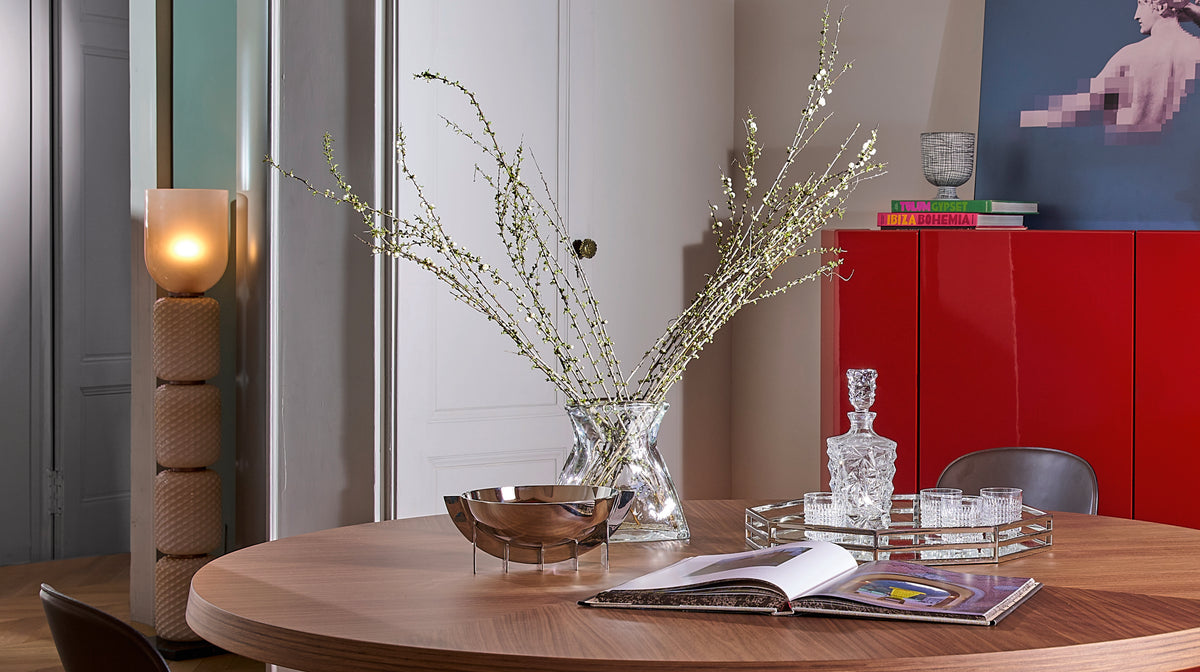 Vase à fleurs échancré de Charlotte Perriand - Cassina-en situation sur une table ronde en bois-Cassina