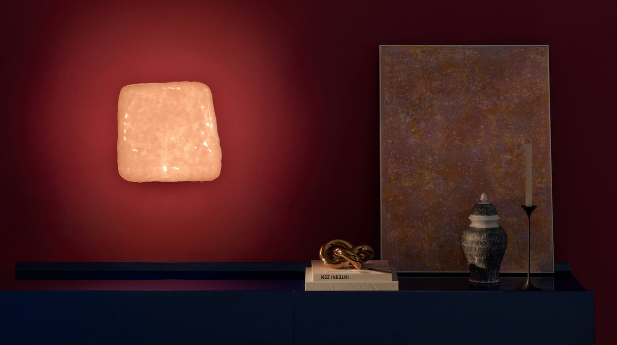 Applique Wax, Stone, Light de Linde Freya Tangelder - Cassina-applique carrée lumineuse sur mur rouge au-dessus d&