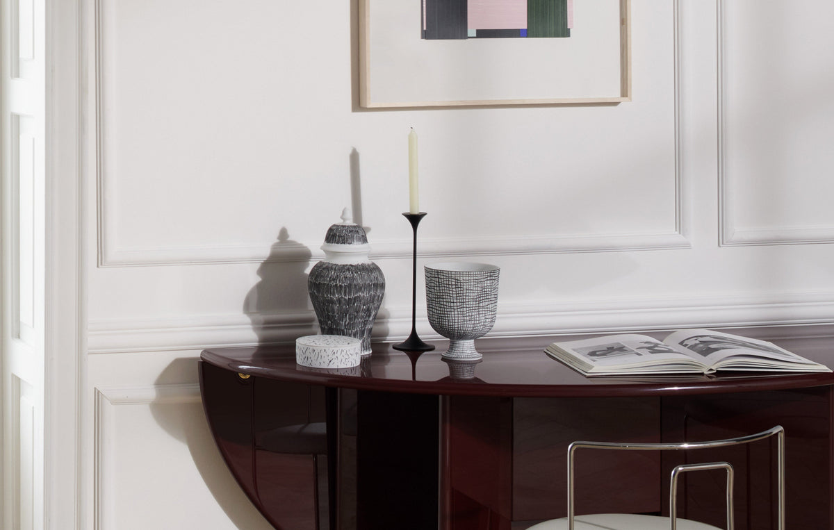 Vases Post Scriptum de Formafantasma - Cassina-vases décorés noir et blanc, bougeoir sur console bordeaux-Cassina